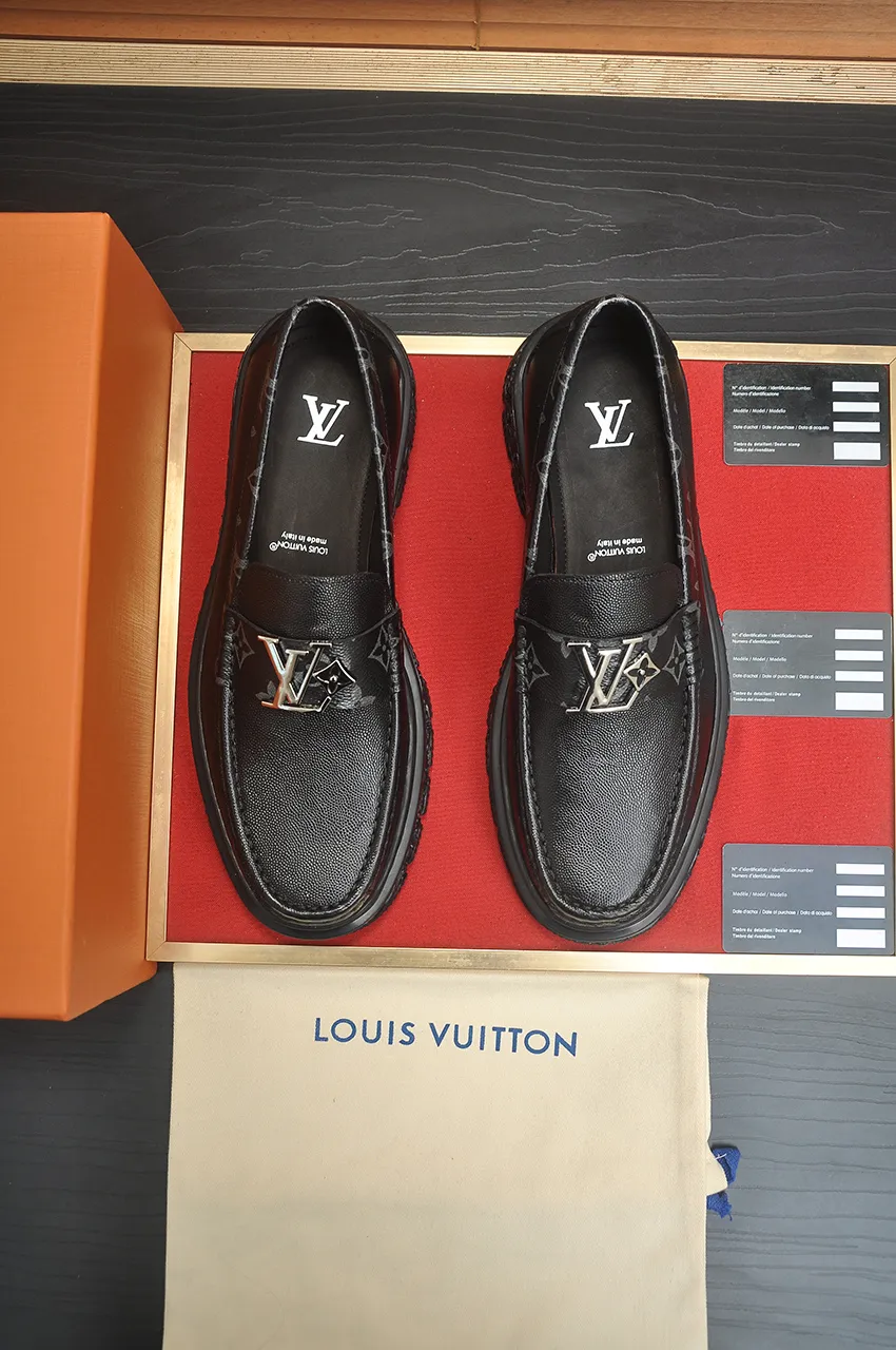 Men's men's shoes 💰760💶 [LV] (original single cowhide lining) 🍀LV's latest genuine leather business suit shoes are launched simultaneously on the official website. The first-layer cowhide imported from Italy is made of heavy gold, 💥official website 1:1 rubber outsole. Versatile to wear, high-end without losing class, and the color combination is extraordinary. This four-season style is alluring when worn on your feet, showing off your big-name flair. Standard code 39-44 (customized at 38.45)